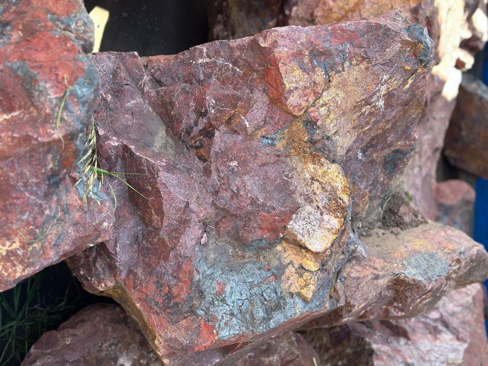 Камни для ландшафтного дизайна красно-фиолетовые 10-60 килограмм купить в Куровском