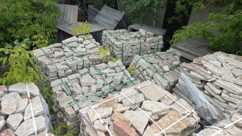 Гранитный плитняк галтованный для мощения купить в Куровском