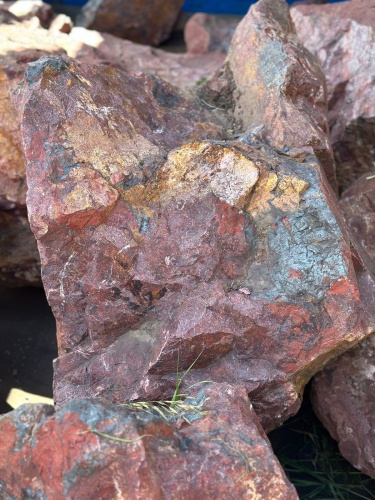 Камни для ландшафтного дизайна красно-фиолетовые 10-60 килограмм купить в Куровском