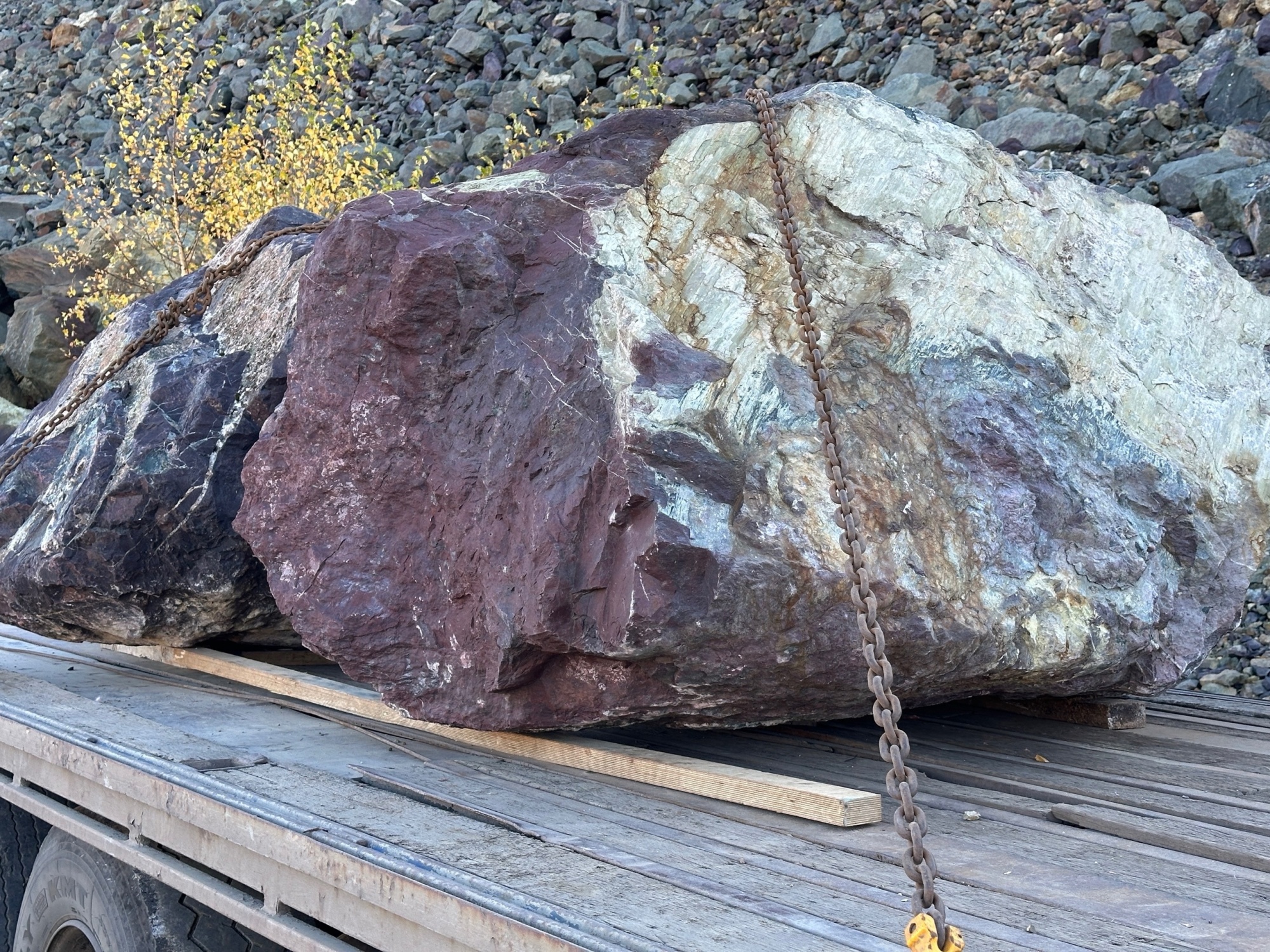 Огромные красно-фиолетовые валуны для ландшафтного дизайна весом более 5 тонн купить в Куровском