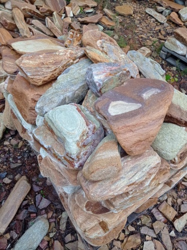 Златолит жёлтый, жёлто-зелёный глыбки и валуны для ланшафтного дизайна купить в Куровском