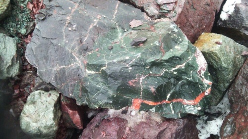 Гигантские зелёные валуны для ландшафтного дизайна весом более 5 тонн купить в Куровском