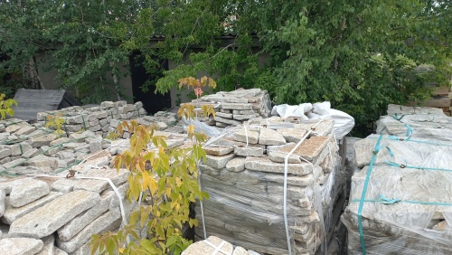 Плитняк галтованный гранитный для ландшафтного дизайна купить в Куровском