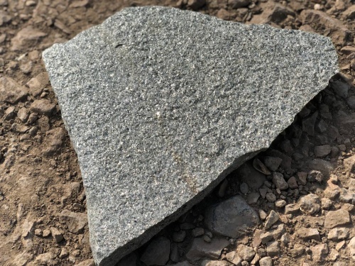 Плитняк златолит Уральский для цоколя, отмостки купить в Куровском