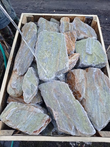 Златолит жёлтый, жёлто-зелёный глыбки и валуны для ланшафтного дизайна купить в Куровском
