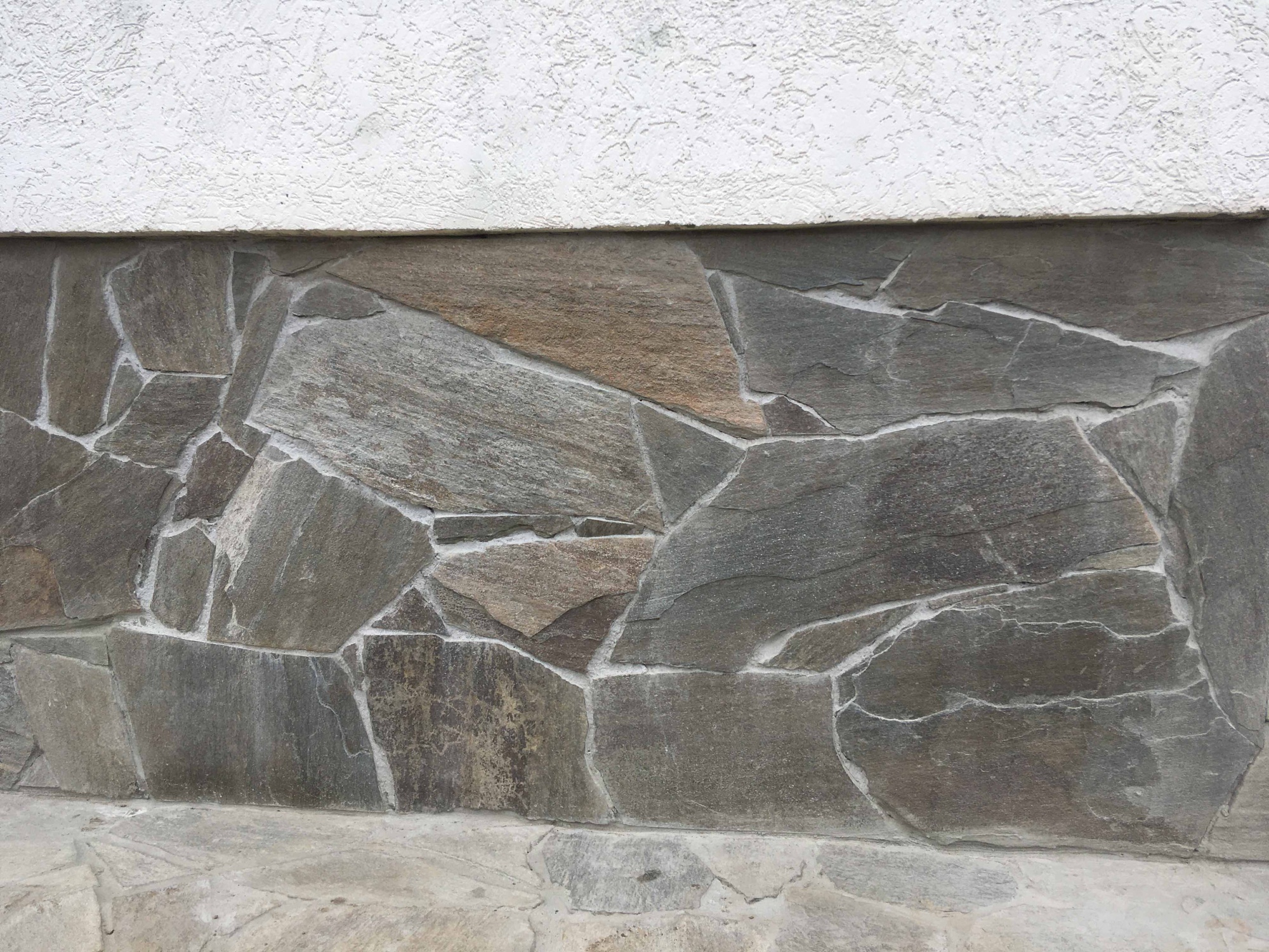 Плитняк златолит Уральский для цоколя, отмостки купить в Куровском