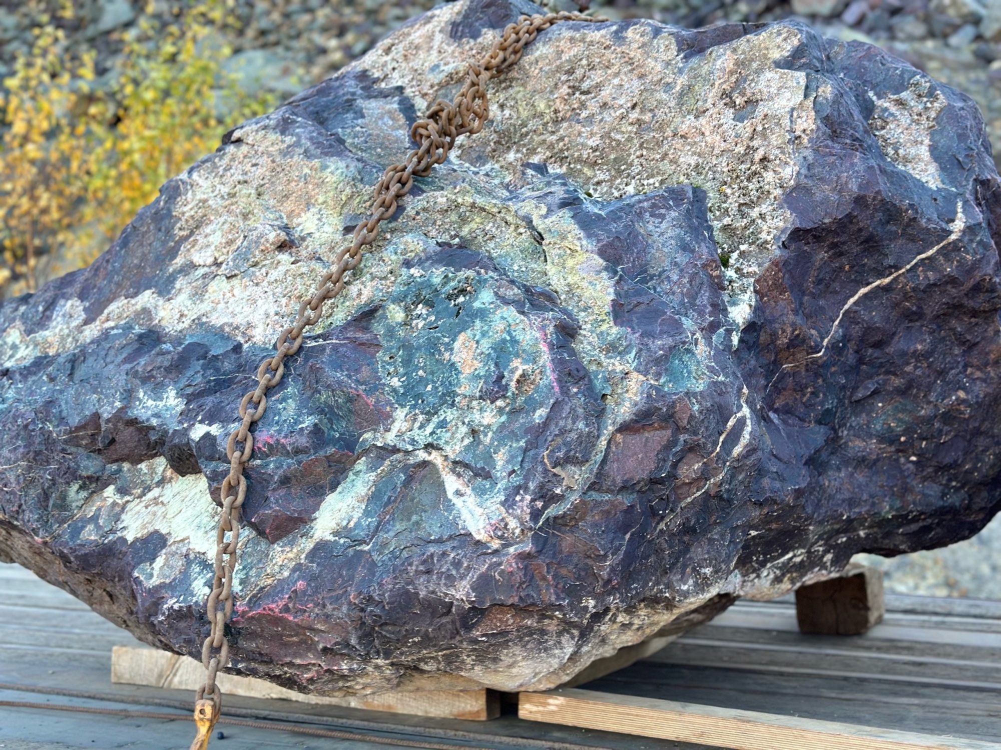 Огромные красно-фиолетовые валуны для ландшафтного дизайна весом более 5 тонн купить в Куровском