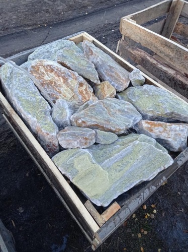 Златолит жёлтый, жёлто-зелёный глыбки и валуны для ланшафтного дизайна купить в Куровском