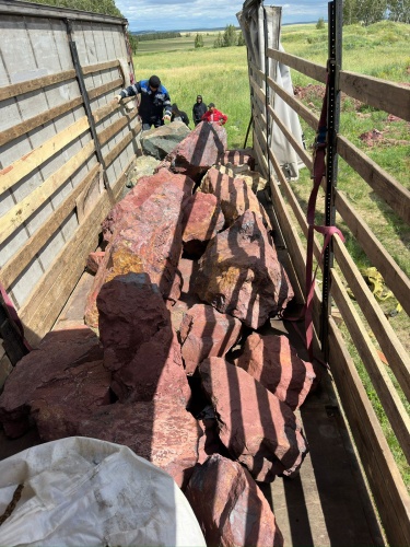 Ландшафтные глыбы красно-фиолетовые 200-1000 килограмм купить в Куровском