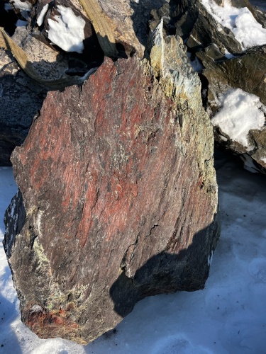 Ландшафтные глыбы красно-фиолетовые 200-1000 килограмм купить в Куровском