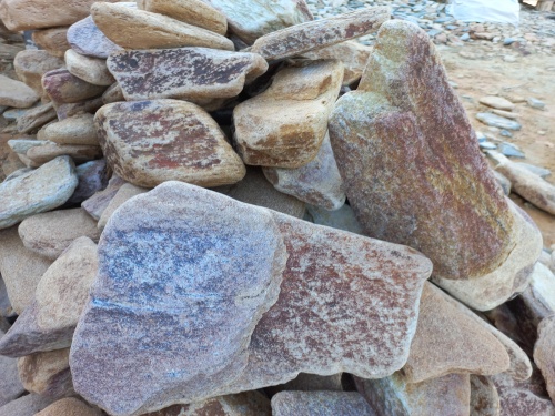 Златолит жёлтый, жёлто-зелёный глыбки и валуны для ланшафтного дизайна купить в Куровском