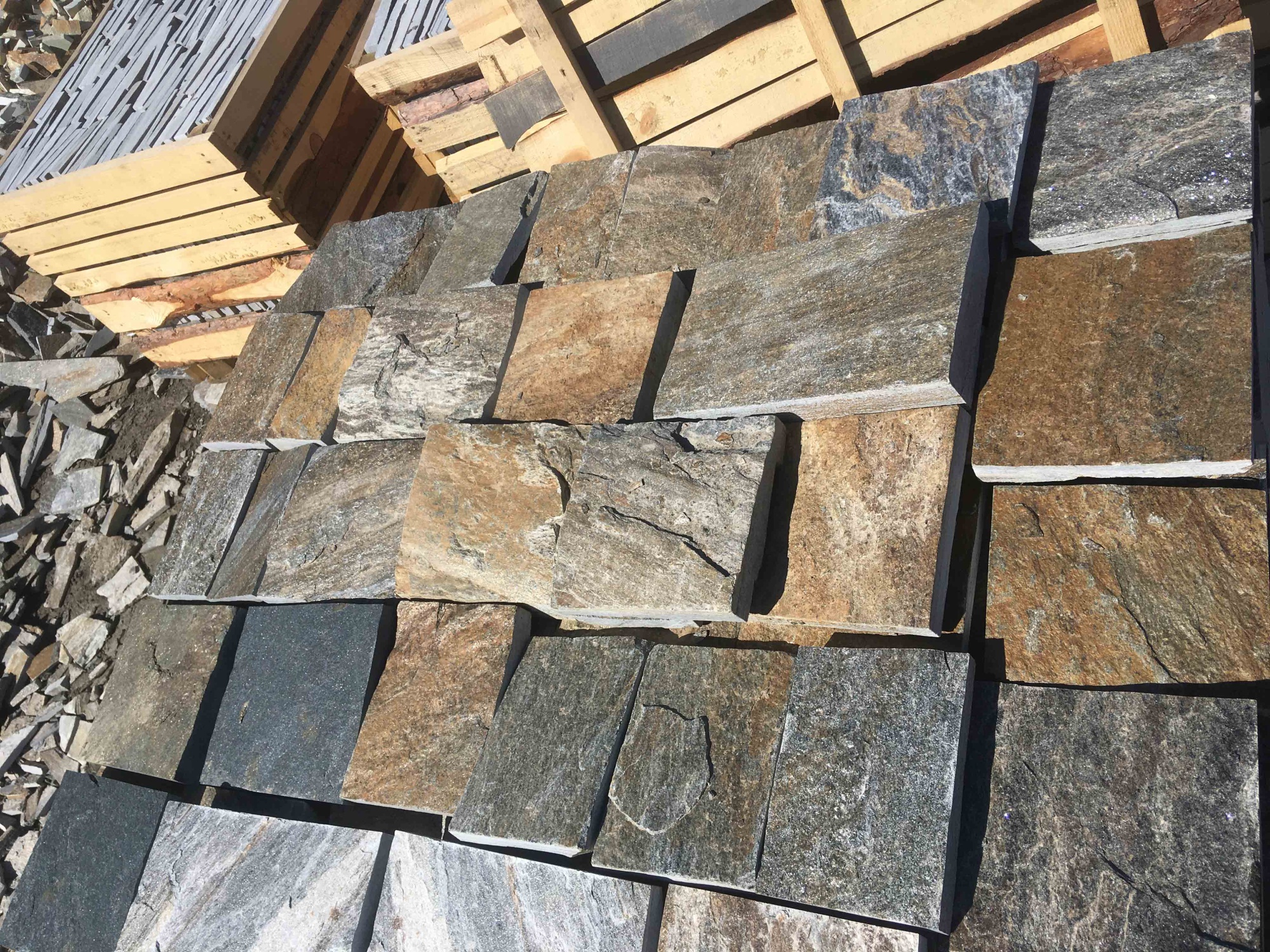 Плитка пилёная златолит Уральский для цоколя, отмостки купить в Куровском