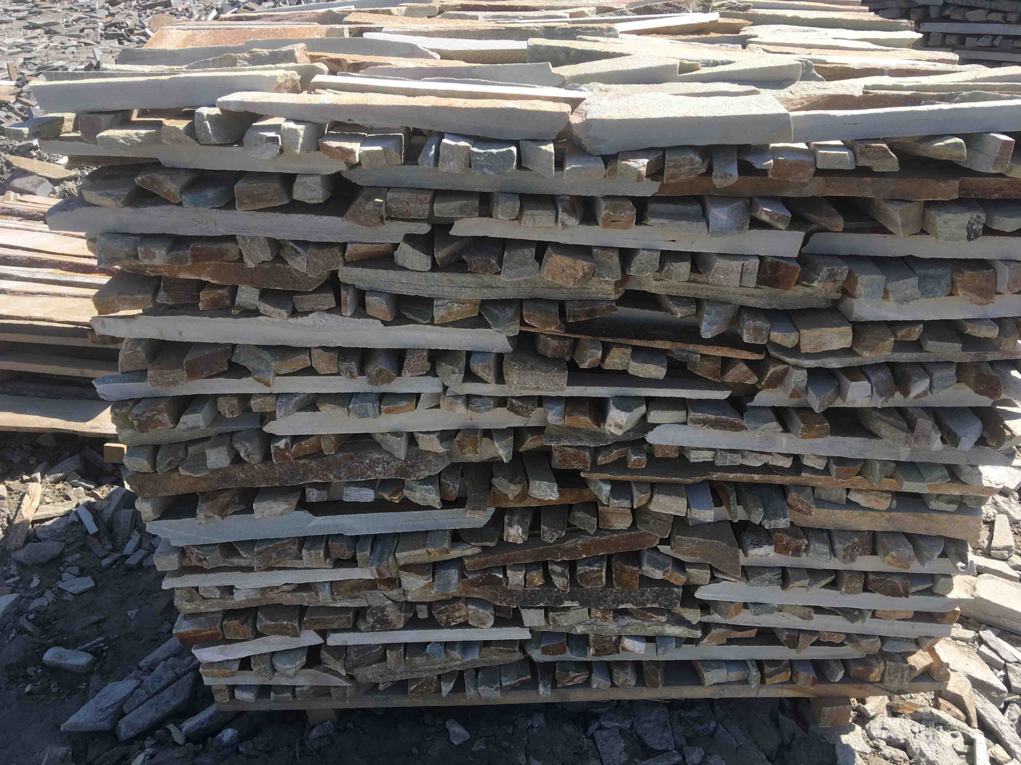 Горбушка златолит золотистый для облицовки купить в Куровском