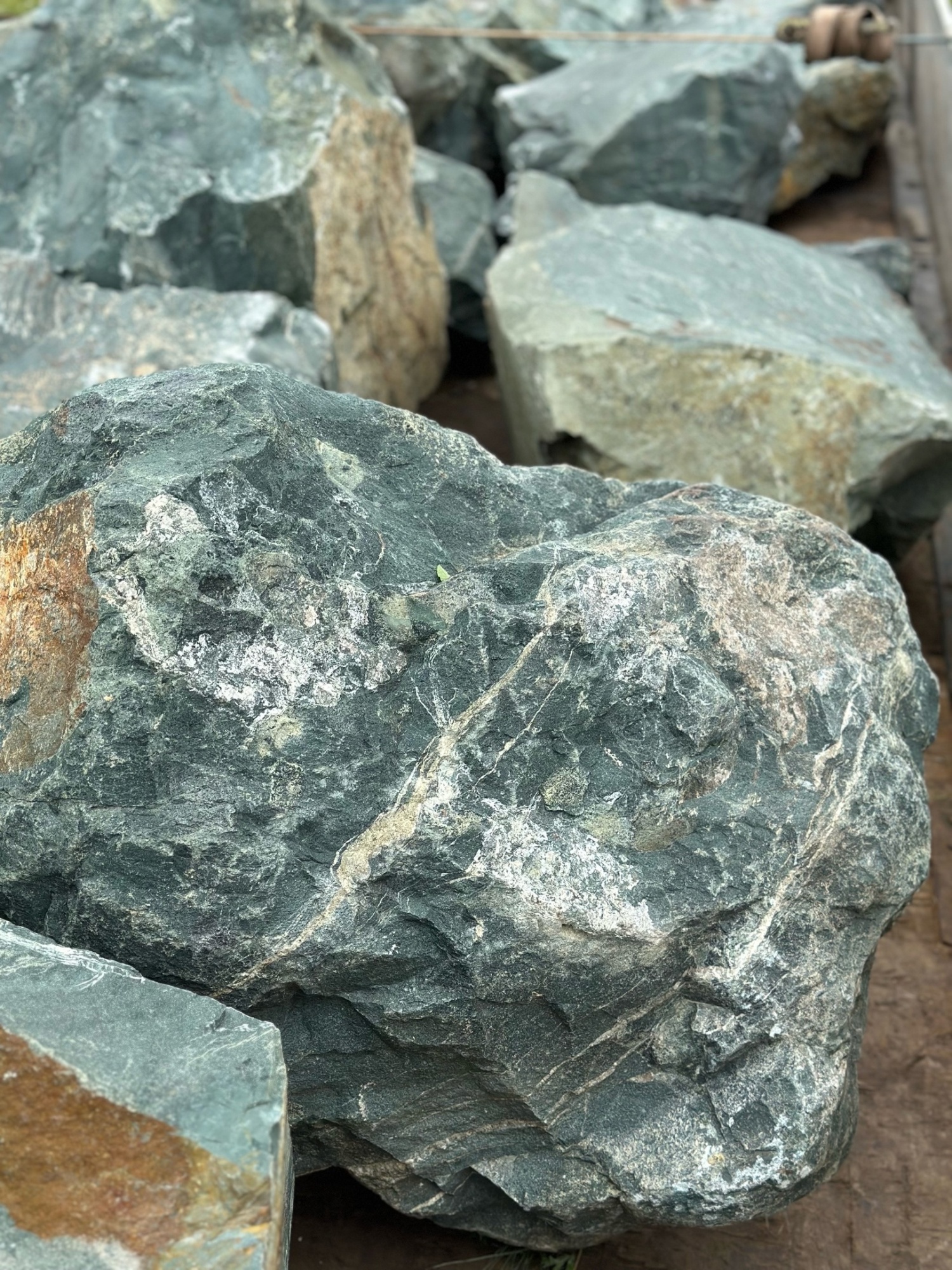 Камни для ландшафтного дизайна зелёные 10-60 килограмм купить в Куровском