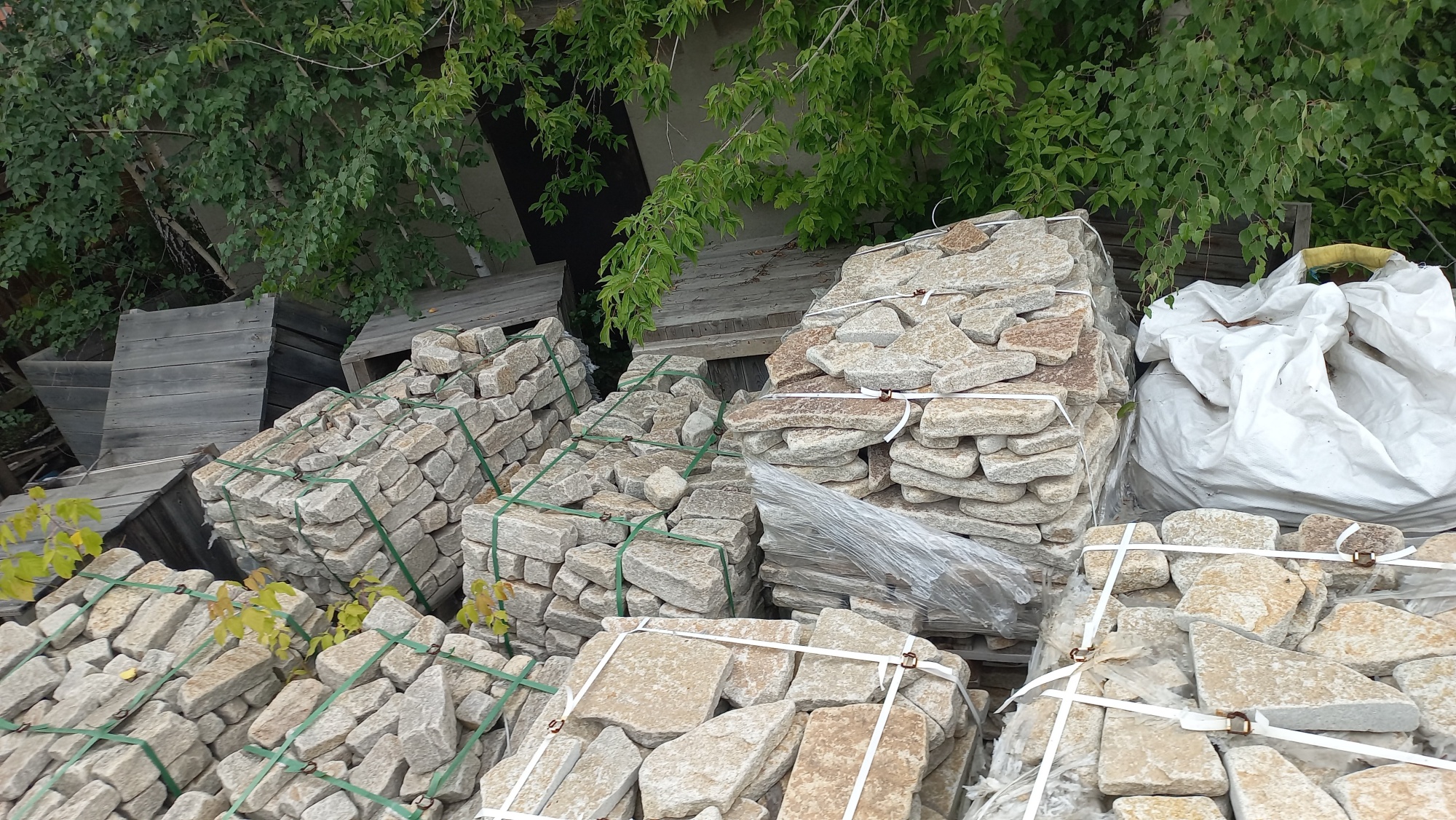 Плитняк гранитный галтованный купить в Куровском