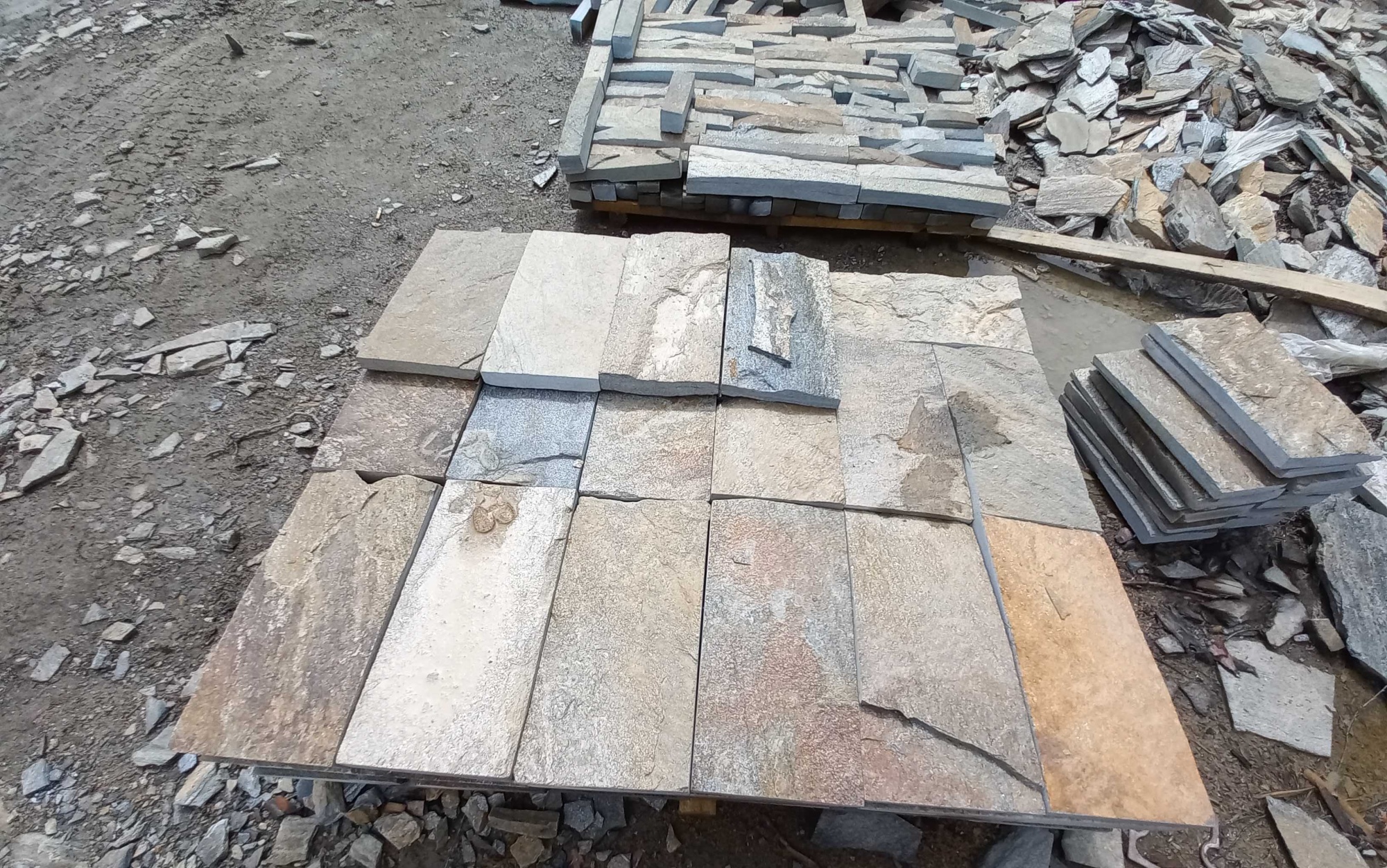 Плитка пилёная златолит Уральский для цоколя, отмостки купить в Куровском