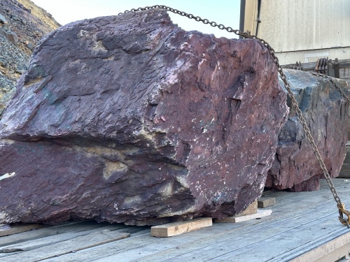 Огромные красно-фиолетовые валуны для ландшафтного дизайна весом более 5 тонн купить в Куровском