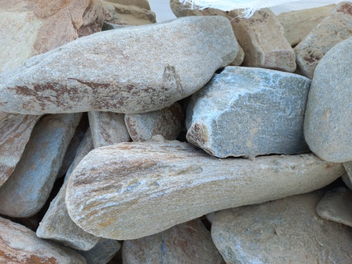 Златолит жёлтый, жёлто-зелёный глыбки и валуны для ланшафтного дизайна купить в Куровском