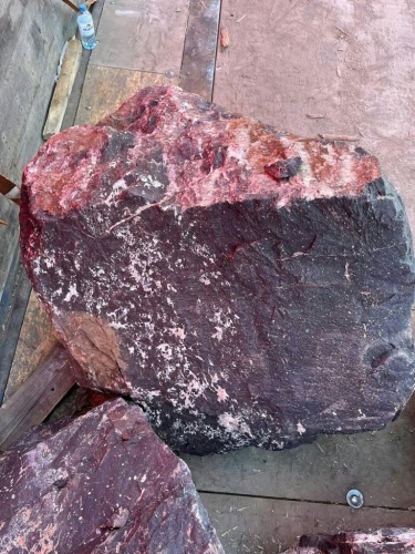 Камни для ландшафтного дизайна красно-фиолетовые 10-60 килограмм купить в Куровском