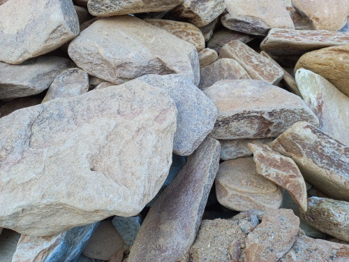 Златолит жёлтый, жёлто-зелёный глыбки и валуны для ланшафтного дизайна купить в Куровском