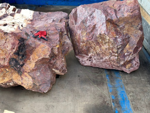 Ландшафтные глыбы красно-фиолетовые 200-1000 килограмм купить в Куровском