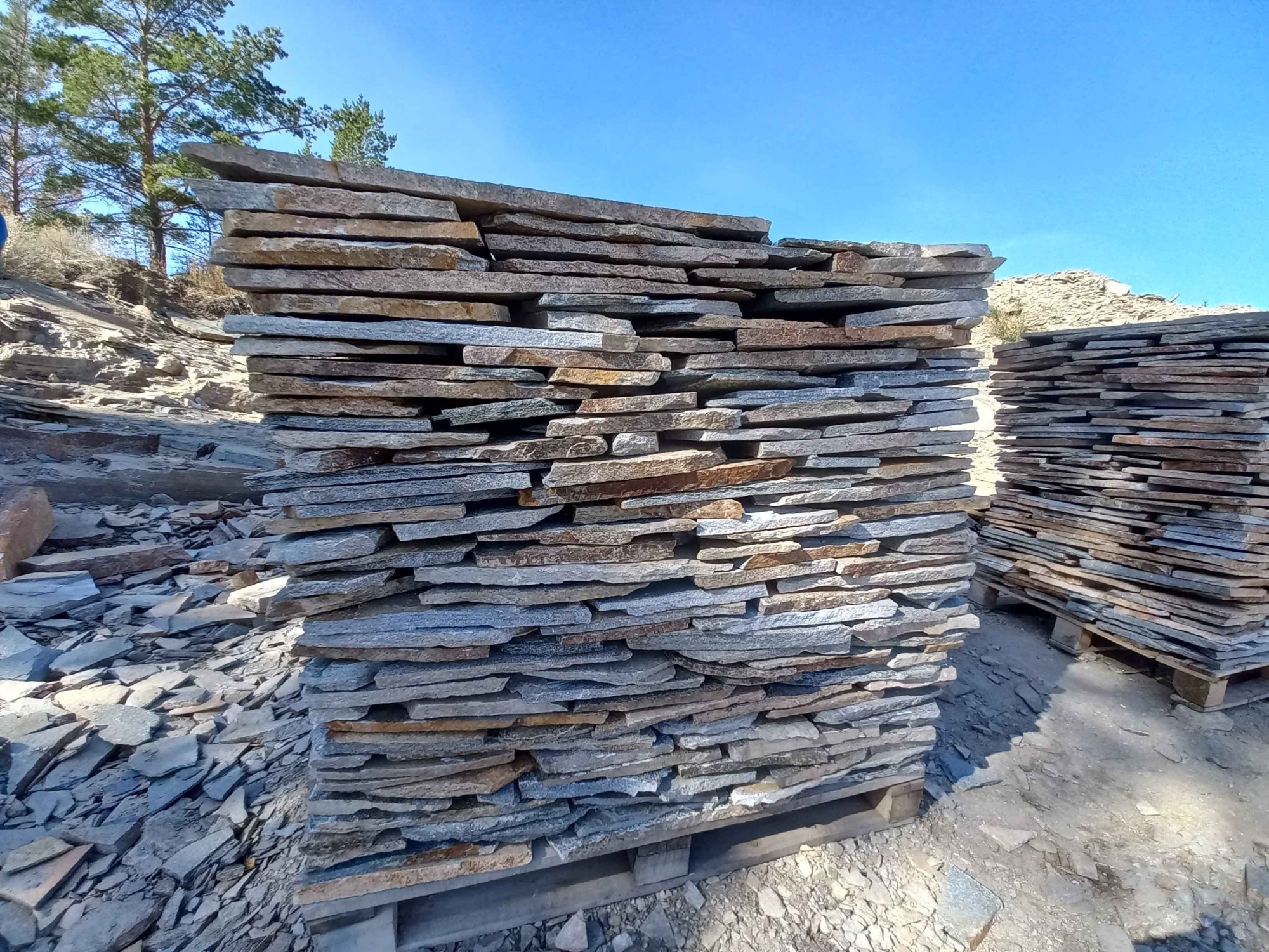 Плитняк златолит серебристый для фасада купить в Куровском