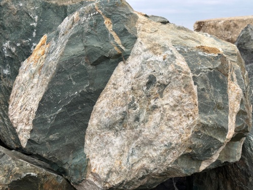 Гигантские зелёные валуны для ландшафтного дизайна весом более 5 тонн купить в Куровском