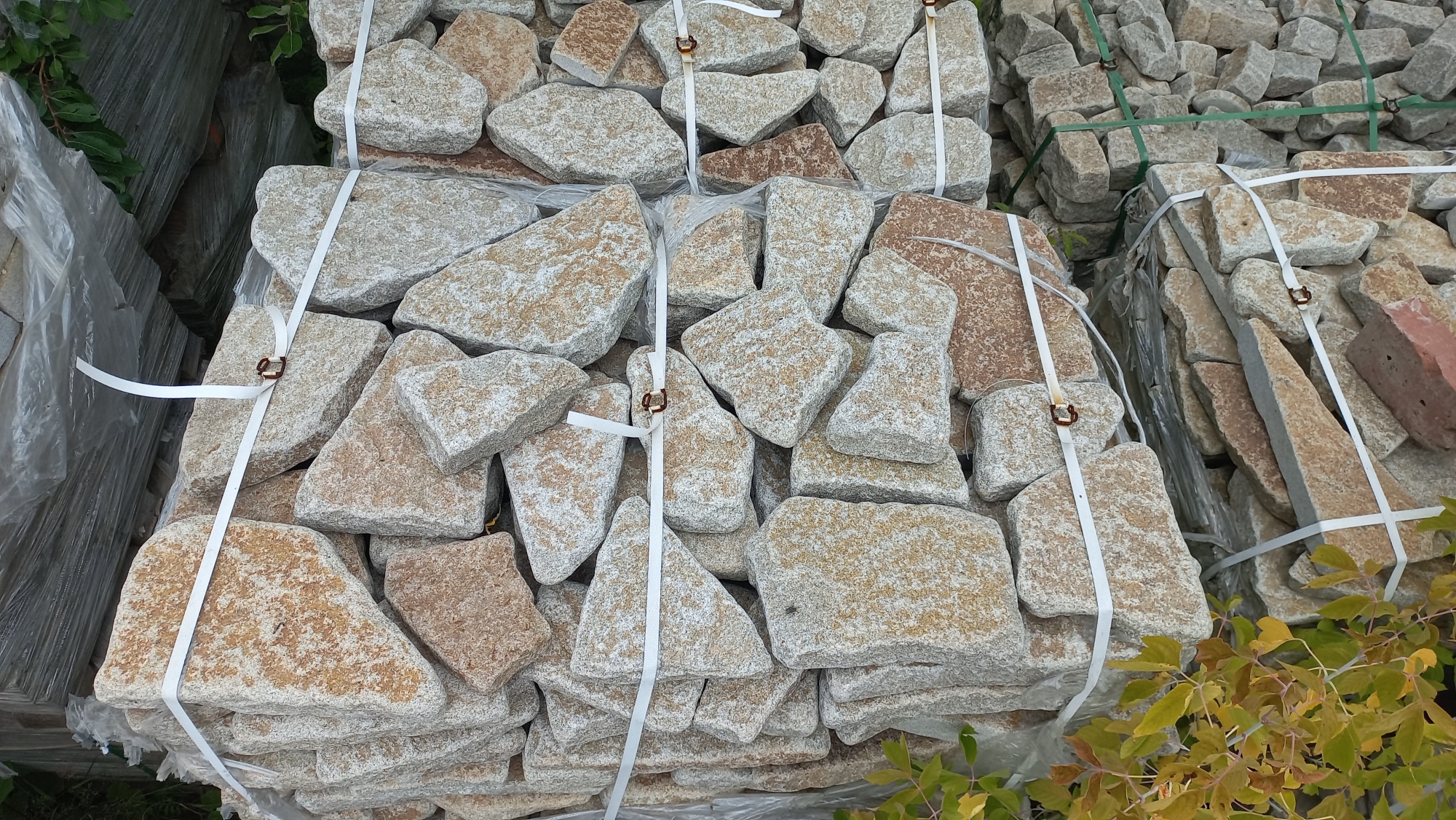 Плитняк галтованный гранитный для ландшафтного дизайна купить в Куровском