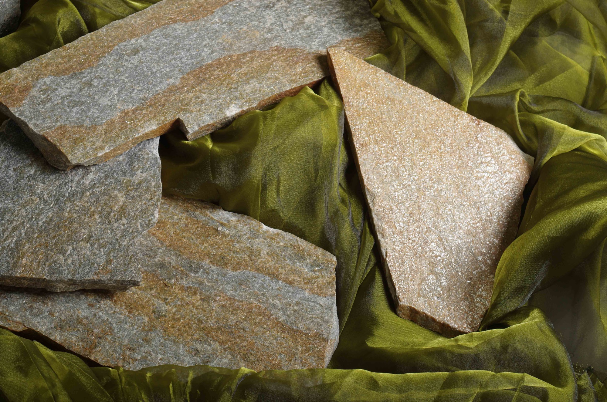 Плитняк златолит Уральский для цоколя, отмостки купить в Куровском