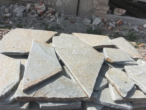 Златолит серебристый галтованный для лестниц купить в Куровском