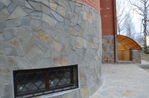 Плитняк златолит Уральский для цоколя, отмостки купить в Куровском